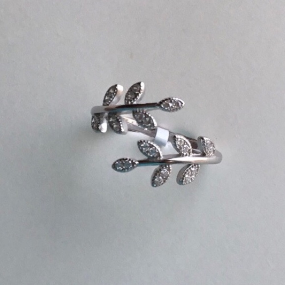 Don’t miss this deal!  $18 Firm! Cz Leaf Sterling Silver Ring - Picture 9 of 12